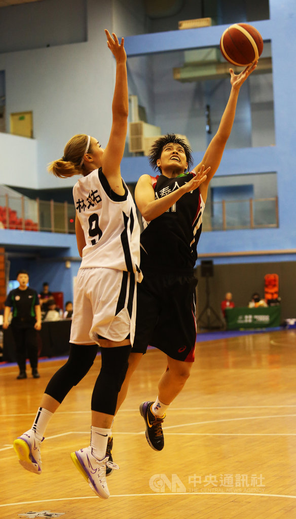 第15季女子超級籃球聯賽(WSBL),國泰人壽17日對戰台元紡織,國泰鄭伊秀(右)繳出16分、10籃板「雙十」成績單,幫助球隊以117比47奪勝。(中華籃協提供)中央社記者黃巧雯傳真 109年5月17日