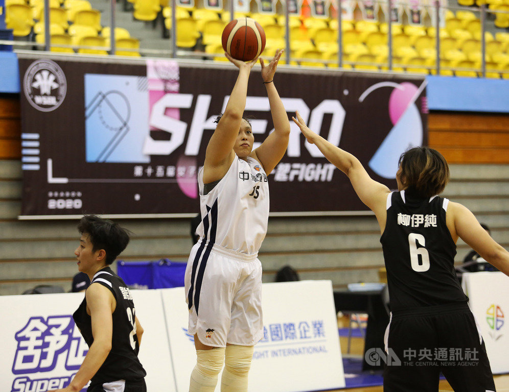 第15季女子超級籃球聯賽(WSBL),中華電信與台灣電力17日交手,中華電信靠著謝佩君(中)鎮守禁區,加上決勝節獨得9分,終場中華電信以66比61獲勝。(中華籃協提供)中央社記者黃巧雯傳真 109年5月17日