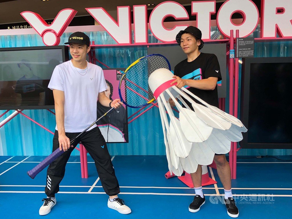 面對羽球賽事停擺,台灣「羽球王子」王子維(左)18日表示,近期不用趕赴海外參賽,最近早睡早起,作息變得正常。中央社記者黃巧雯攝 109年5月18日