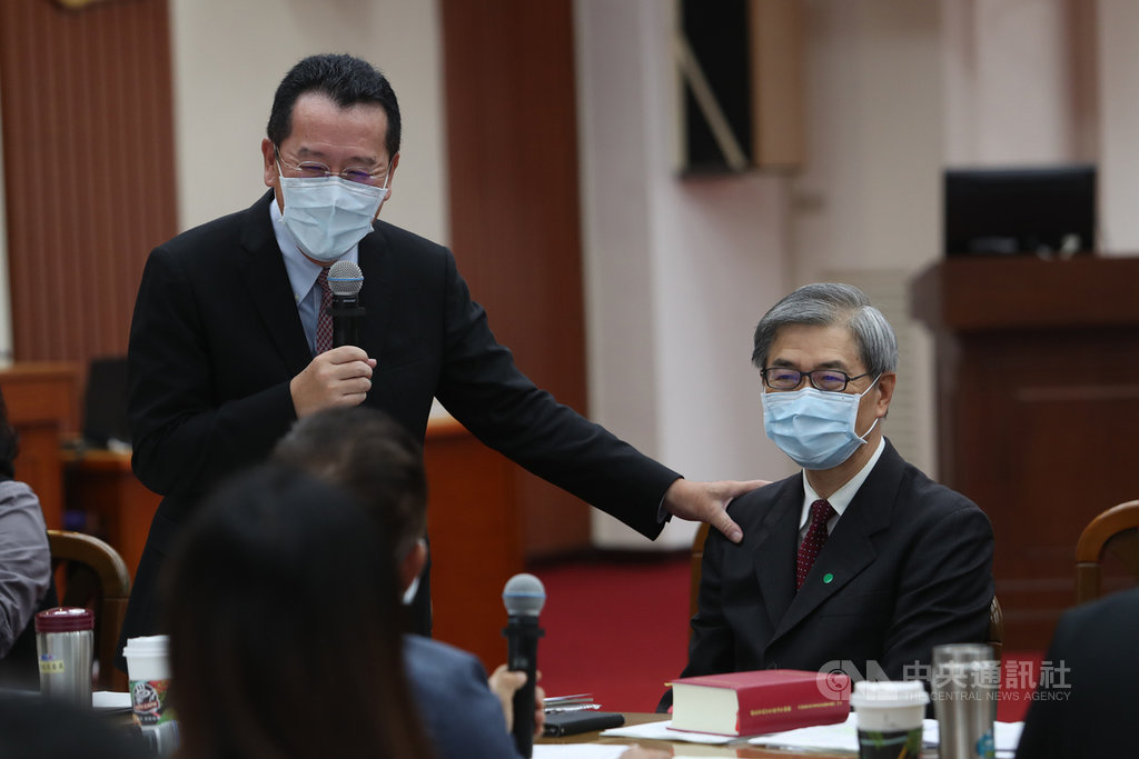 立法院財委會18日上午審查「證券投資人及期貨交易人保護法部分條文修正草案」,將接任國安會祕書長的現任金管會主委顧立雄(左)及未來的金管會主委、現任副主委黃天牧(右)出席。中央社記者吳家昇攝 109年5月18日