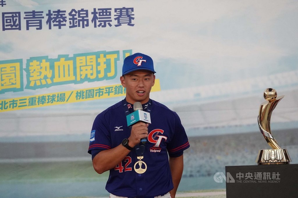 109年玉山盃全國青棒錦標賽將於20日開打,去年U18世界盃棒球賽中華隊長、旅美海盜隊好手鄭宗哲(圖)出席記者會,勉勵在場的學弟們,珍惜當下、把握每次機會,不要留下遺憾。中央社記者謝靜雯攝 109年5月18日