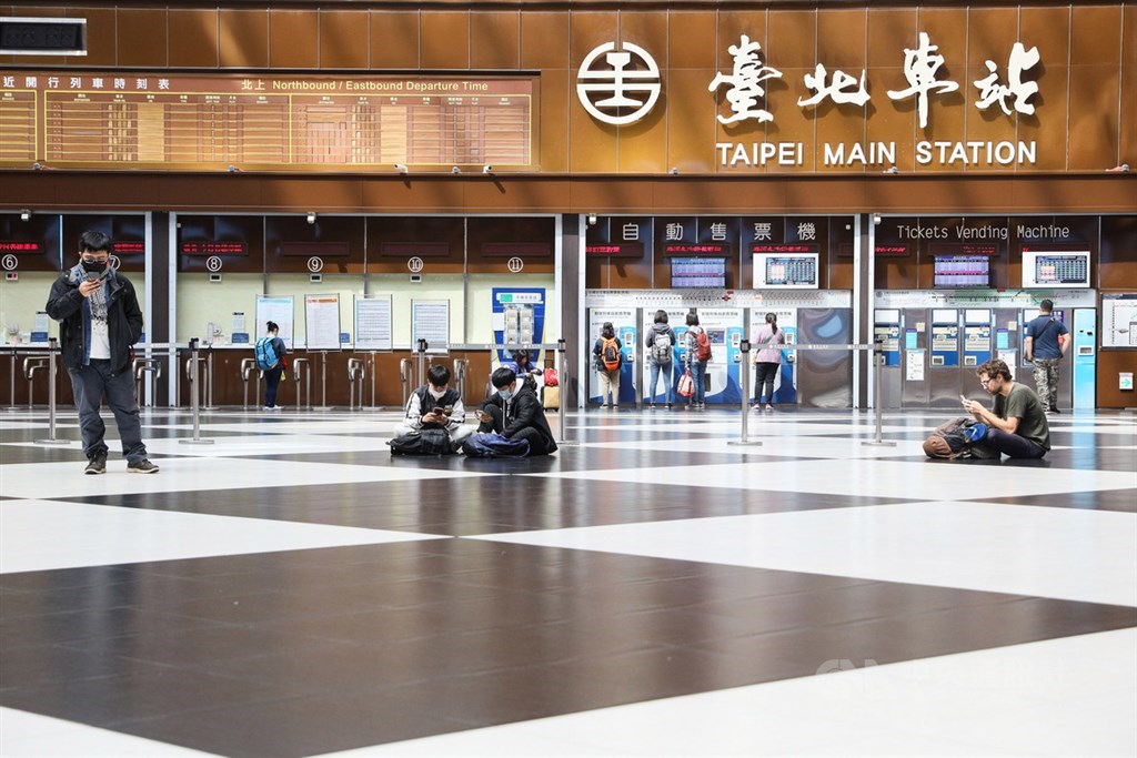 台鐵台北車站配合防疫,2月底開始禁止民眾席地而坐及群聚,同時停止租借舉辦活動。(中央社檔案照片)