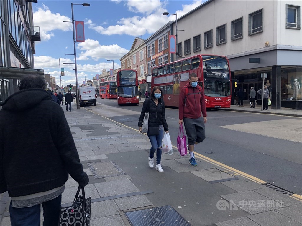英格蘭地區13日起開放無法在家工作的業種復工,並讓民眾無限制外出運動。圖為6日倫敦民眾戴口罩上街。(檔案照片)中央社記者戴雅真倫敦攝