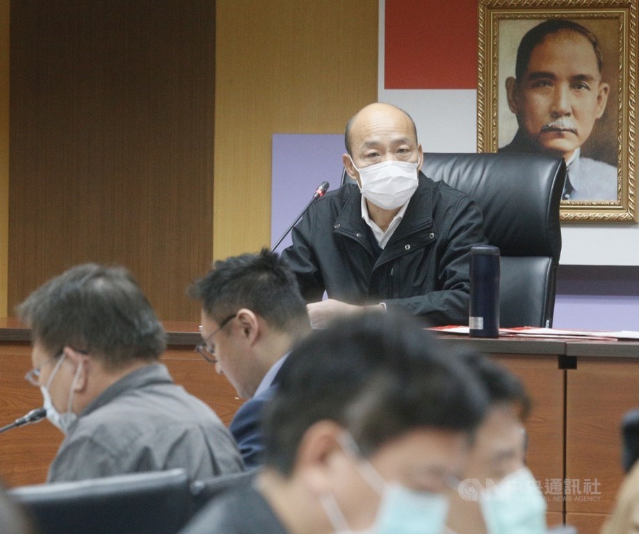 罷韓投票倒數,中央選舉委員會主任委員李進勇18日說,高雄市長韓國瑜(後)身為被罷免人,有理由為自己辯護、呼籲選民表態,但同時也是高雄市長,應率領公務員依法行政。(中央社檔案照片)
