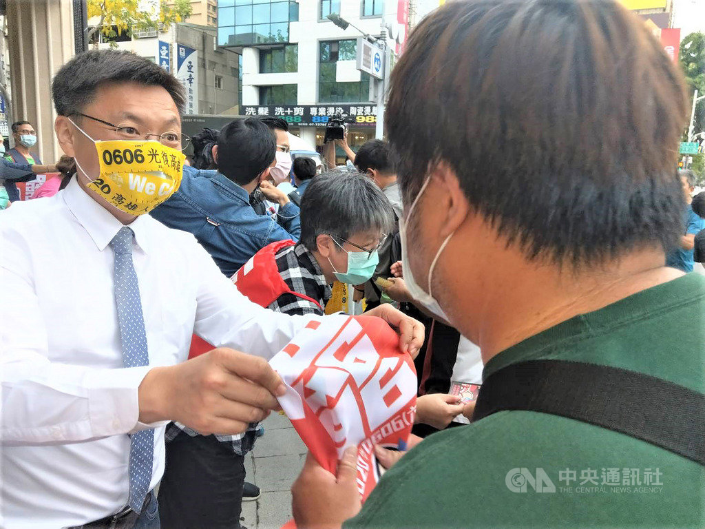 高雄市長韓國瑜罷免案投票倒數計時,民進黨籍立委趙天麟(左)19日親上街頭發放罷韓文宣催票,呼籲高雄人6月6日勇敢站出來「罷落去」。中央社記者程啟峰高雄攝 109年5月19日