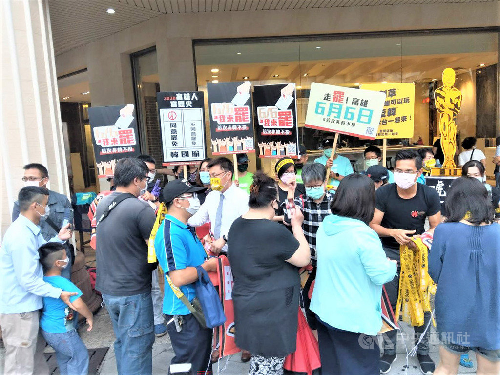 高雄市長韓國瑜罷免案6月6日投票,罷韓團體及支持罷韓人士把握時間,多次走上街頭為罷韓催票,19日在三多二路、光華路口發放文宣,民眾踴躍索取。中央社記者程啟峰高雄攝 109年5月19日
