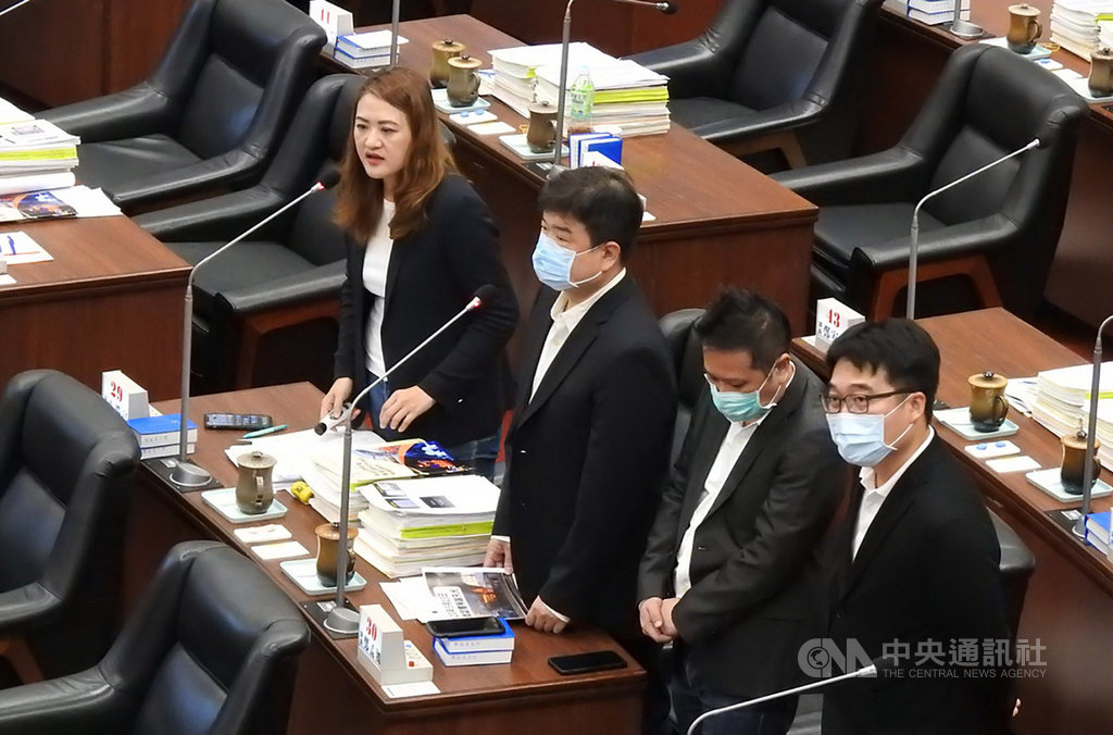 民進黨籍高雄市議員高閔琳(左)19日與同黨議員質詢高雄市長韓國瑜,高閔琳並點出韓國瑜遭罷免的5大理由,分別是違反誠信原則、市政滿意度墊底、市政停擺、紅色媒體及境外勢力干預創造韓流、言行損害城市形象等。中央社記者王淑芬攝 109年5月19日