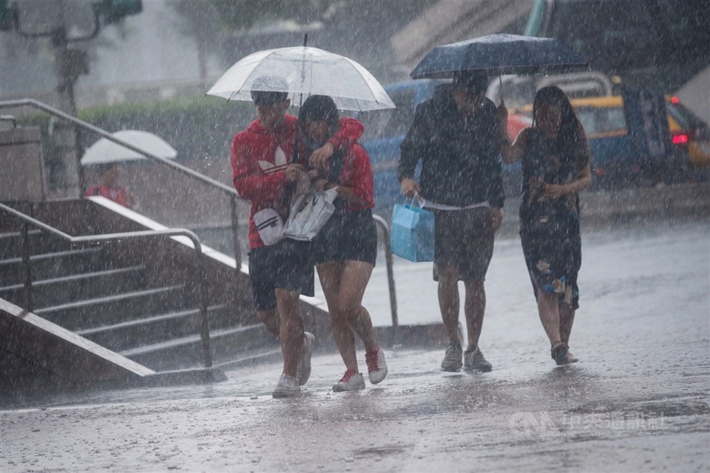 根據氣象局19日最新大雨及豪雨特報資訊,除南投縣及花蓮縣、台東縣外,台灣本島其他縣市及外島澎湖縣,都在大雨及豪雨特報範圍。(中央社檔案照片)