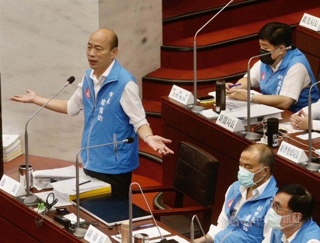 針對推動高雄設立迪士尼政見,高雄市長韓國瑜19日坦言,因為要求周邊人口要有1億,這個實現有困難,「這點我願意收回」。(中央社檔案照片)