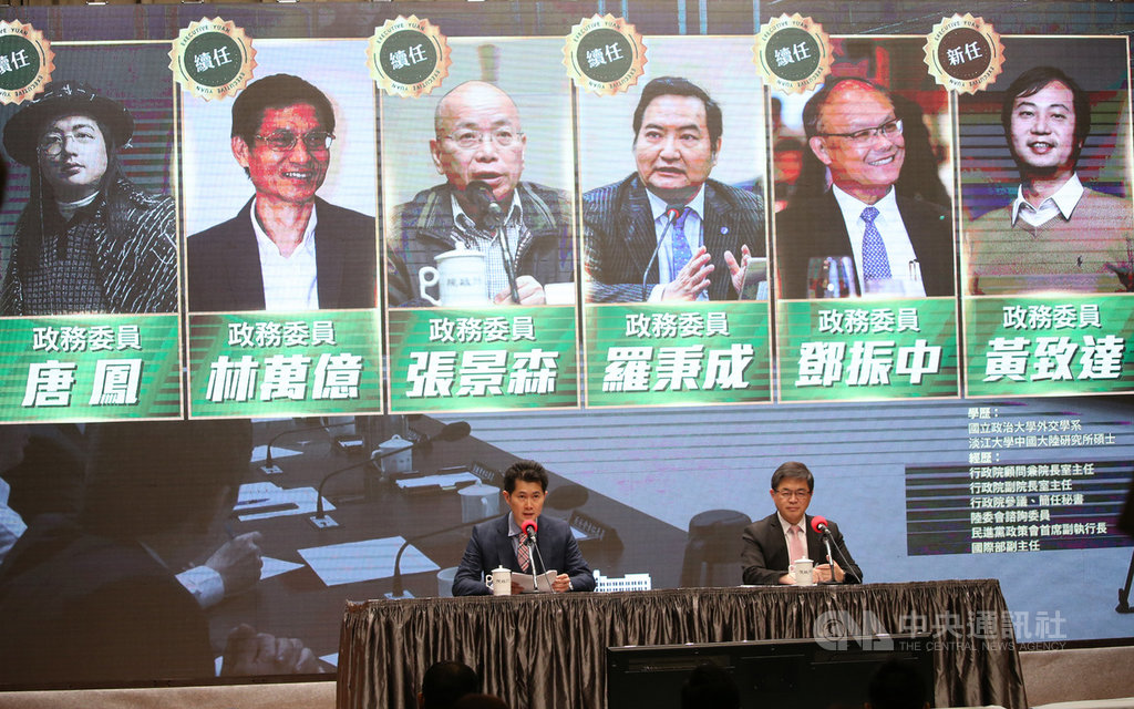 行政院秘書長李孟諺(右)、準發言人丁怡銘(左)19日公布新內閣人事,包括副院長陳其邁等多數閣員均留任,文化部、科技部等6部會異動。中央社記者鄭傑文攝 109年5月19日