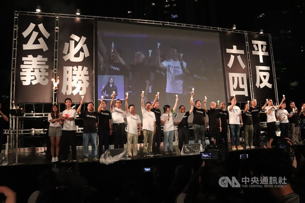 香港政府宣布「限聚令」延長實施至6月4日,每年舉行的維園「六四」紀念晚會面臨31年來首度停辦。圖為香港支聯會2019年在維園舉行「六四」30週年燭光晚會。(中央社檔案照片)