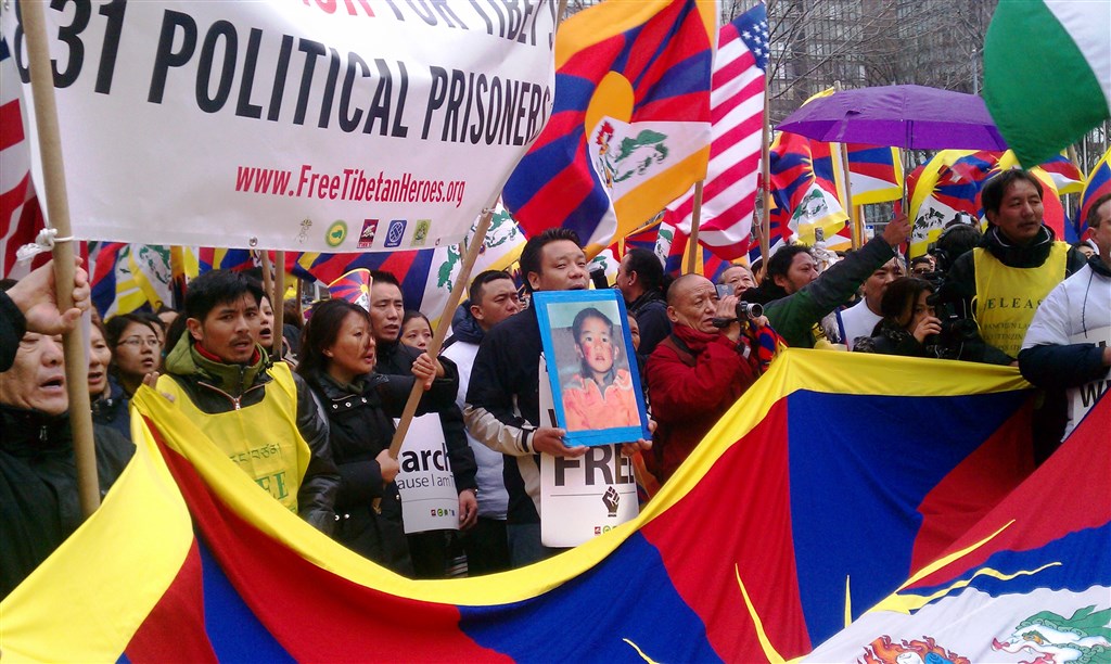 11世班禪喇嘛25年前失蹤,美國國務卿蓬佩奧18日呼籲北京當局,即刻交待班禪喇嘛下落。圖為藏人2011年抗議中國拘禁大批政治犯。(圖取自維基共享資源;作者SFT,CC BY2.0)