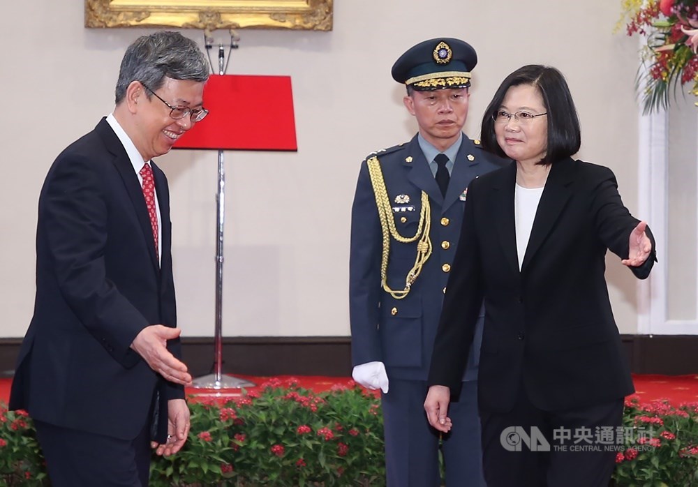 中華民國第15任總統、副總統宣誓就職典禮20日在總統府大禮堂舉行,典禮結束後,總統蔡英文(右)送前副總統陳建仁(左)離開。中央社記者鄭傑文攝 109年5月20日