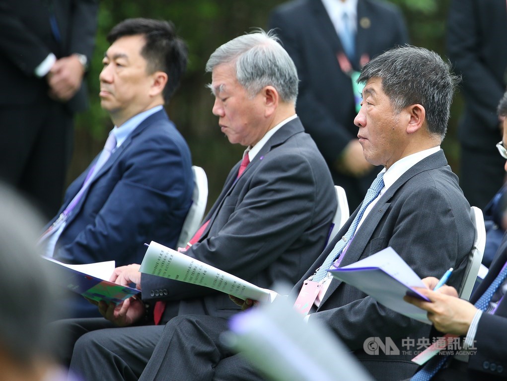 總統蔡英文20日在總統府大禮堂宣誓後,前往台北賓館發表就職演說,並邀請中央流行疫情指揮中心指揮官陳時中(右)等防疫國家隊參與。中央社記者謝佳璋攝 109年5月20日