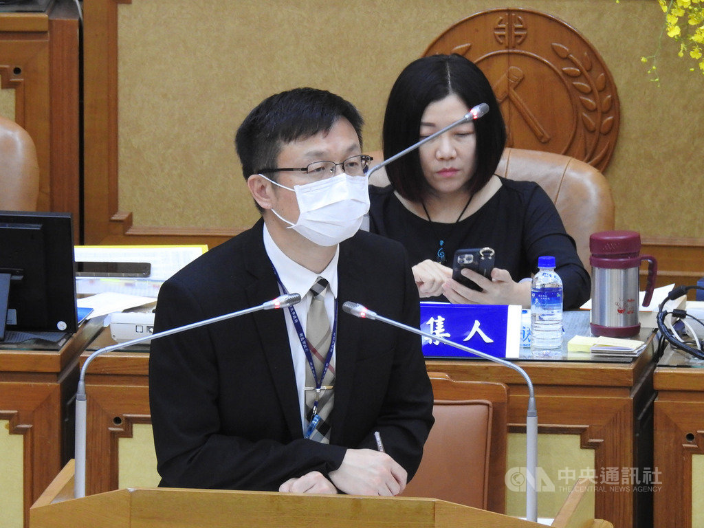 新北市議會20日進行聯席審查議程,因武漢肺炎疫情影響,許多學生家長擔心子女畢業時沒有畢業典禮,教育局長張明文(前)對此表示,畢業典禮目前沒有要停辦,已授權各校處理,只要做好防疫工作,各校可以採各班自辦等方式辦理,也可以適當管控人數讓家長參與。中央社記者王鴻國攝 109年5月20日