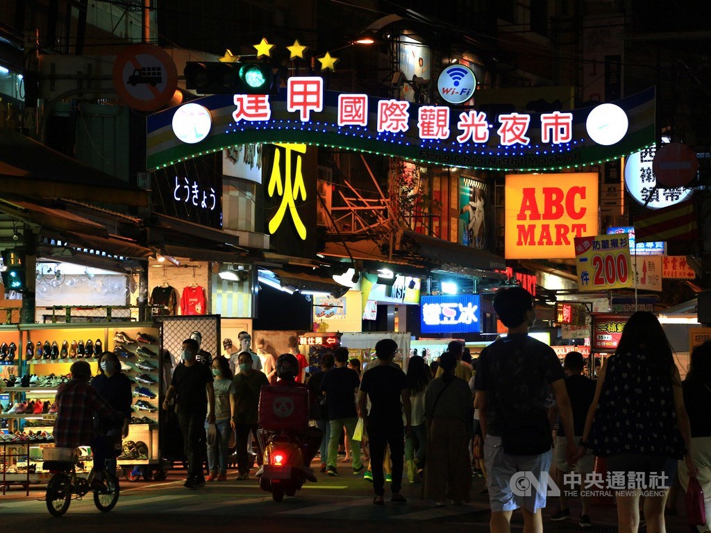 五一連假正式開跑,台中逢甲夜市1日入夜後人潮漸增,不過人潮目測約與平時假日相當,未見爆滿,民眾也幾乎都有配戴口罩。中央社記者蘇木春攝 109年5月1日