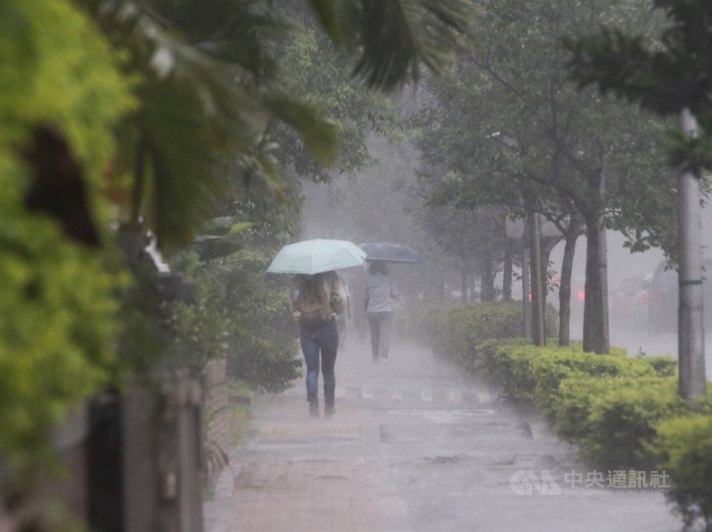 氣象專家吳德榮表示,21日起到23日滯留鋒逐漸往北移,「致災性」降雨出現的機率提高。(中央社檔案照片)