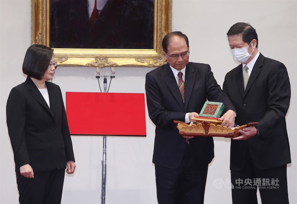 總統蔡英文(左)20日宣誓就職,展開第二任期,蔡總統宣誓後,由立法院長游錫堃(中)授與蔡總統「中華民國之璽」。中央社記者鄭傑文攝 109年5月20日