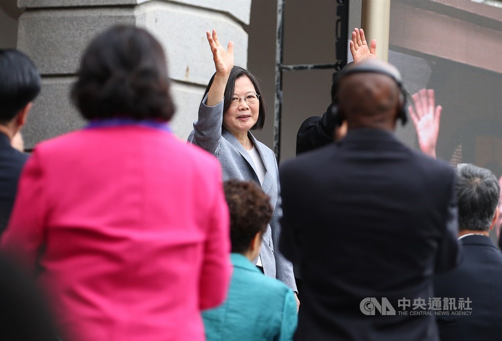 總統蔡英文20日在總統府大禮堂宣誓後,接著前往台北賓館,在戶外發表就職演說;圖為蔡總統(中)向與會貴賓揮手致意。中央社記者謝佳璋攝 109年5月20日