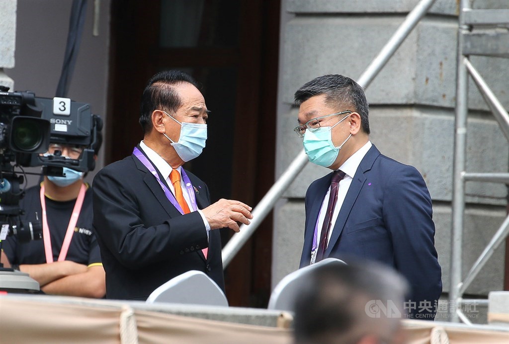 總統蔡英文20日在總統府宣誓就職,展開第二任期,考量防疫,不舉行慶祝大會與國宴,宣誓後將前往台北賓館,在戶外發表就職演說。親民黨主席宋楚瑜(左)受邀出席。圖右為立法院副院長蔡其昌。中央社記者謝佳璋攝 109年5月20日
