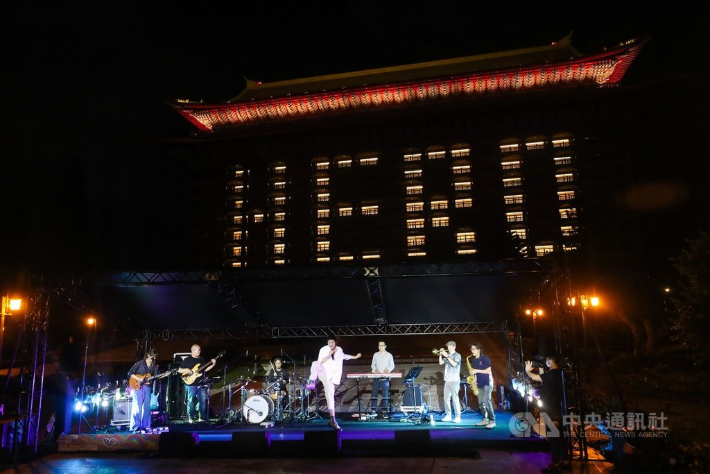 「2020 Keep Zero, Be Hero 用愛畫個圈」線上演唱會由文總主辦,20日晚間邀請歌手Leo王在台北圓山大飯店開場,並與其他藝人歌手分別在全台6地接力開唱,以順時鐘方向串成一個圈,用音樂向防疫英雄致敬。中央社記者吳家昇攝 109年5月20日