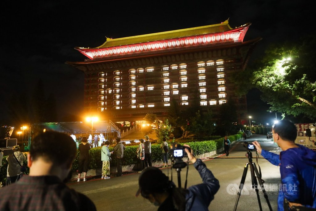 中華文化總會20日晚間舉辦線上演唱會「2020 Keep Zero, Be Hero 用愛畫個圈」,邀請多名歌手藝人在全台多處接力開唱,首站從台北圓山大飯店開始,飯店外牆也點亮HERO,向所有防疫英雄致敬。中央社記者吳家昇攝 109年5月20日