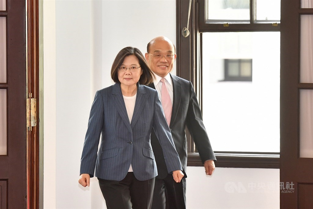 總統府傳出遭駭客入侵,4月間總統蔡英文(前)與行政院長蘇貞昌(後)會面,幕僚所準備的資料遭有心人士變造、偽造以黑函方式散布,總統府日前已向刑事警察局報案,相關單位已啟動調查。(中央社檔案照片)