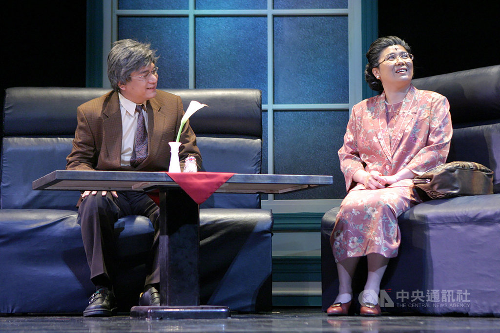 綠光劇團將推出線上直播秀「綠光返笑日—綠光夜總會」,21日晚間由人氣舞台情侶檔李永豐(左)、林美秀(右)主持。(綠光劇團提供)中央社記者趙靜瑜傳真 109年5月20日