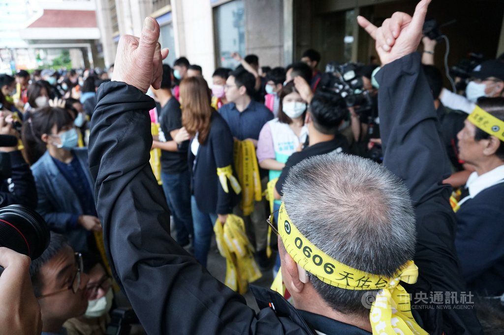 公民團體Wecare高雄等共同發起罷免高雄市長韓國瑜案,6月6日將投票,不少罷韓人士20日到台北車站外發放黃絲帶,呼籲北漂青年返鄉投票。中央社記者劉建邦攝 109年5月20日