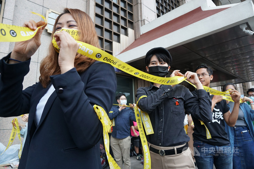 高雄市長韓國瑜罷免案將於6月6日投票,罷韓團體20日到台北車站外發放象徵「光復高雄」的黃絲帶,呼籲北漂青年返鄉投票,民進黨籍立委賴品妤(前左2)也到場力挺。中央社記者劉建邦攝 109年5月20日