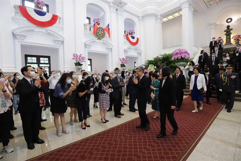 就職典禮結束後,蔡總統(前右1)、賴副總統送陳建仁(前右2)伉儷離開,府內人員全員戴口罩、齊聚鼓掌歡送陳建仁,陳建仁雙手合十,一一點頭。(圖取自Flickr;作者總統府,CC BY 2.0)