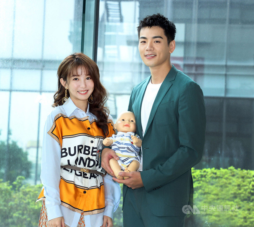 藝人郭書瑤(左)與禾浩辰(右)在全新華劇「未來媽媽」中飾演一對新婚夫妻。(三立電視提供)中央社記者葉冠吟傳真 109年5月20日
