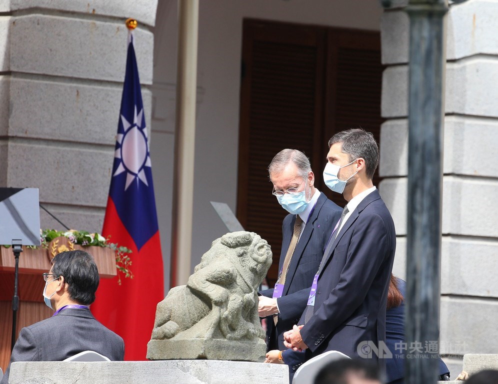 總統蔡英文20日宣誓就職,展開第二任期,10時將在台北賓館發表就職演說,美國在台協會(AIT)處長酈英傑(Brent Christensen)(右2)受邀出席。中央社記者謝佳璋攝 109年5月20日