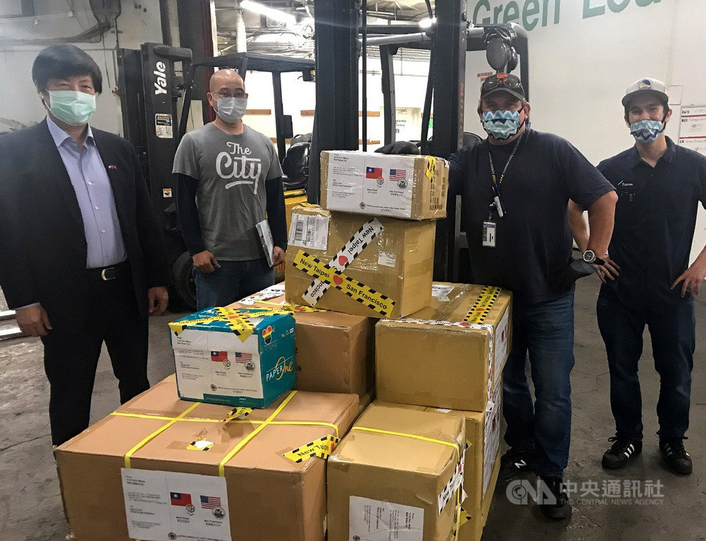 駐舊金山台北經濟文化辦事處處長馬鍾麟(左1)代表新北市政府,於美西時間19日將1200件防疫物資捐贈給舊金山市政府。(駐舊金山台北經文處提供)中央社記者周世惠舊金山傳真 109年5月21日