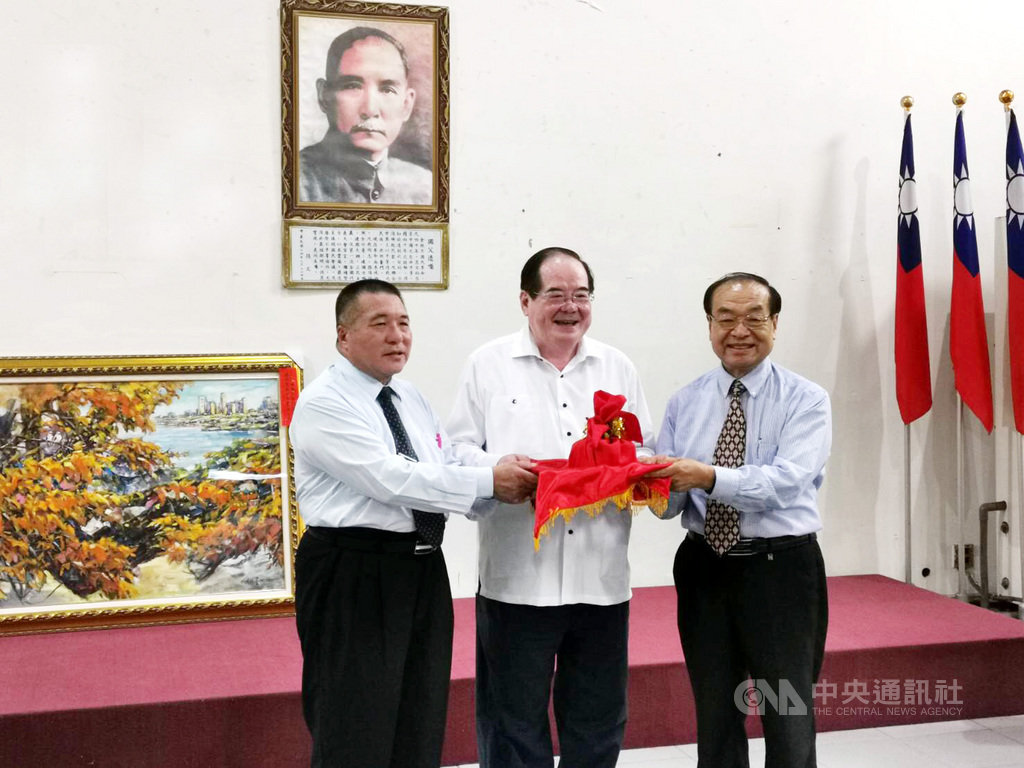 國民黨台中市黨部新舊任主委交接典禮21日舉行,在國民黨秘書長李乾龍(中)監交下,前台中縣議長林敏霖(右)在前主委顏文正(左)手中接下印信。(國民黨台中市黨部提供)中央社記者郝雪卿傳真 109年5月21日