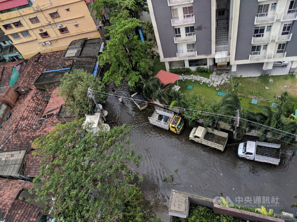 強烈熱帶氣旋安芬20日登陸印度東岸,對加爾各答等城市帶來破壞,且豪雨導致許多地方淹水,到21日積水未退,人們涉水而過。(加爾各答台商艾瑞克提供)中央社記者康世人新德里傳真 109年5月21日