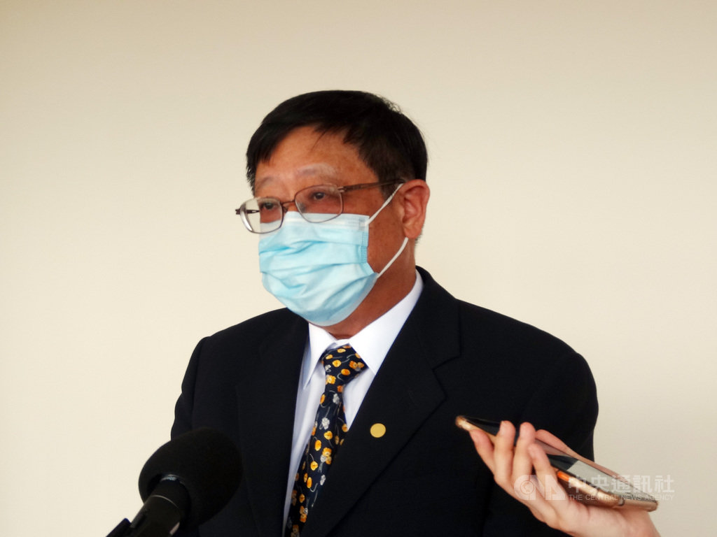 環保署長張子敬(圖)日前被環保團體質疑環保工作倒退走,連署要求下台。張子敬21日在立法院社會福利及衛生環境委員會報告,會前受訪時說,虛心接受、尊重,會改進,考慮邀請環團會談;若開發案對環境有不良影響,會向政院表達意見。中央社記者楊淑閔攝 109年5月21日