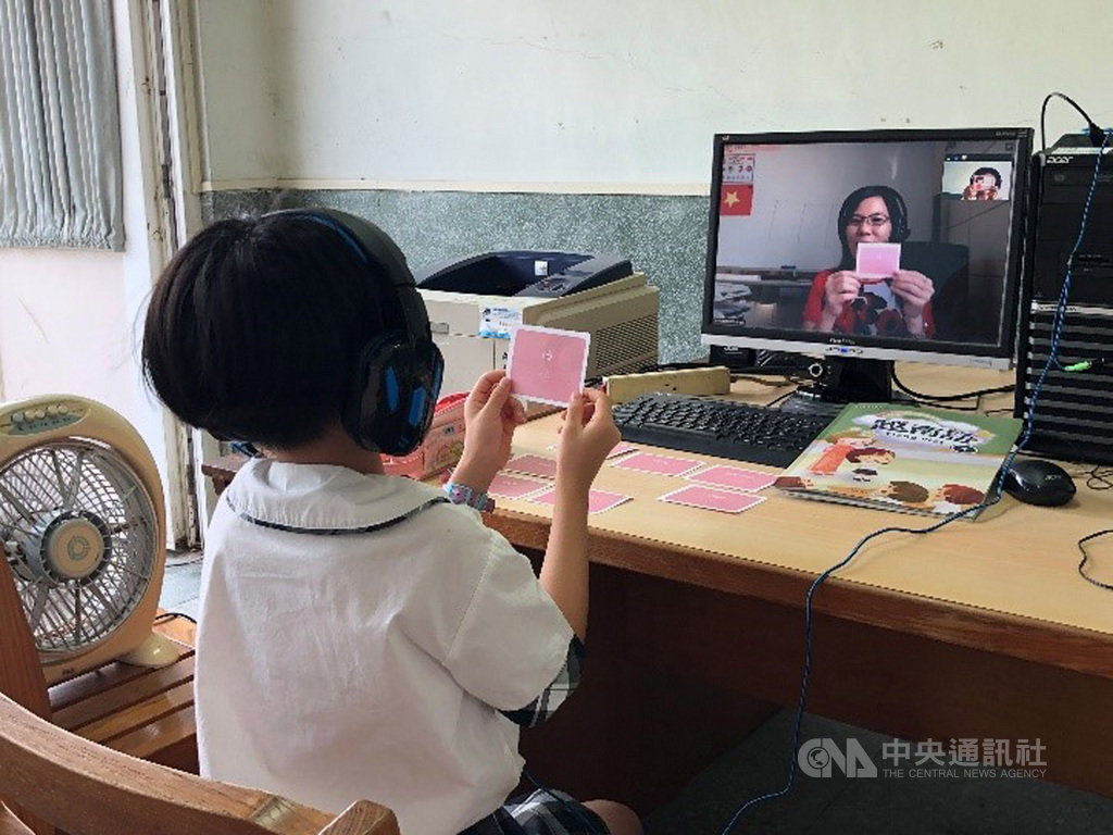 12年國教課綱將新住民語納入課程,偏鄉地區各語種修課人數分散,導致單一學校很難開課,也不容易招聘到教師,採遠距教學方式進行。圖為個人直播共學模式。(教育部提供)中央社記者陳至中台北傳真 109年5月21日