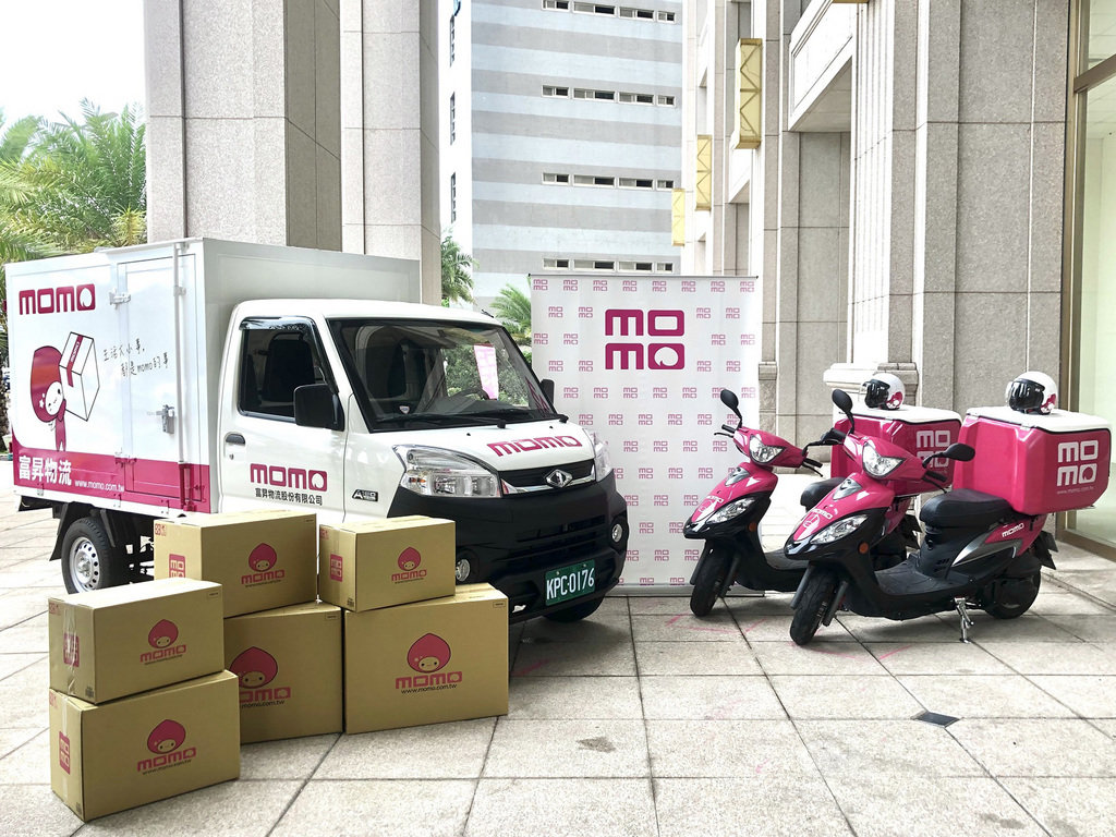 電商業者momo富邦媒21日宣布成立子公司富昇物流,初期車隊規模含貨車與機車已破百輛,物流配送士為200人。(富邦媒提供)中央社記者吳家豪傳真 109年5月21日