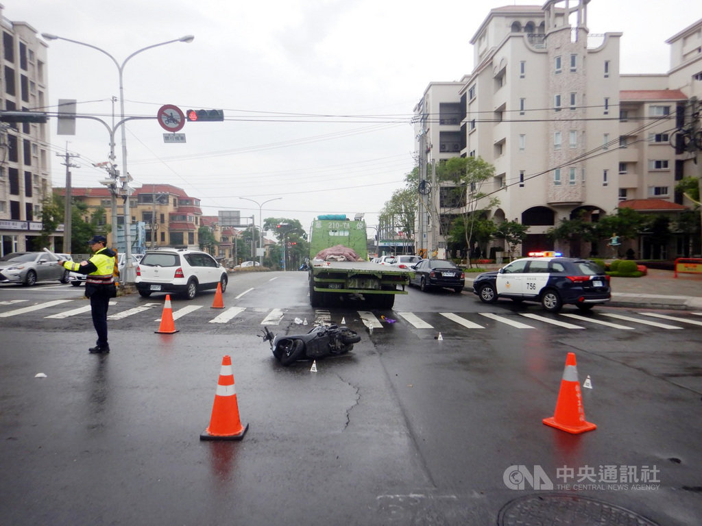 60歲蔡姓大貨車駕駛21日行駛在台灣大道、正英路口時,違規右轉撞上在台灣大道直行的39歲馬姓男騎士,造成馬男倒地、多處受傷,送醫搶救仍不治。(民眾提供)中央社記者趙麗妍傳真 109年5月21日