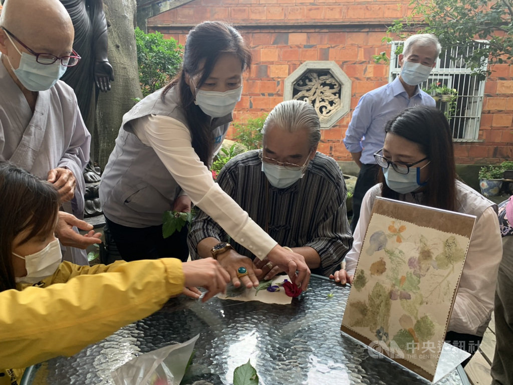 武漢肺炎疫情趨緩,新竹市長照站等據點將在25日重啟,副市長沈慧虹(前右3)21日到社區關懷據點「永修精舍」視察開站整備,並陪長輩做手工藝。中央社記者郭宣彣攝 109年5月21日