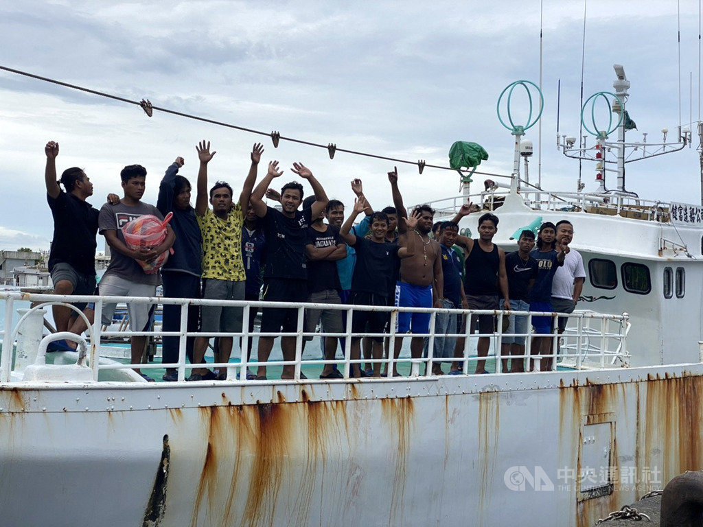 行政院農委會漁業署為防武漢肺炎破口,規定上岸船員及漁工1人1室檢疫14天,在漁民陳情下,民進黨立委莊瑞雄爭取在船上隔離外籍漁工,可提早出海,獲漁業署同意。(莊瑞雄服務處提供)中央社記者郭芷瑄傳真 109年5月21日