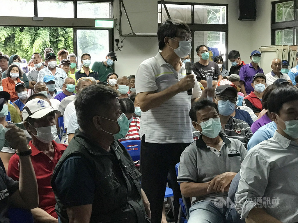 屏東縣政府要在小琉球白沙港興建浮動碼頭,遭到當地漁民反對,縣府21日召開協調會,絕大多數到場的漁民拒絕浮動碼頭建設,縣府決議暫停施工。(民眾提供)中央社記者郭芷瑄傳真 109年5月21日
