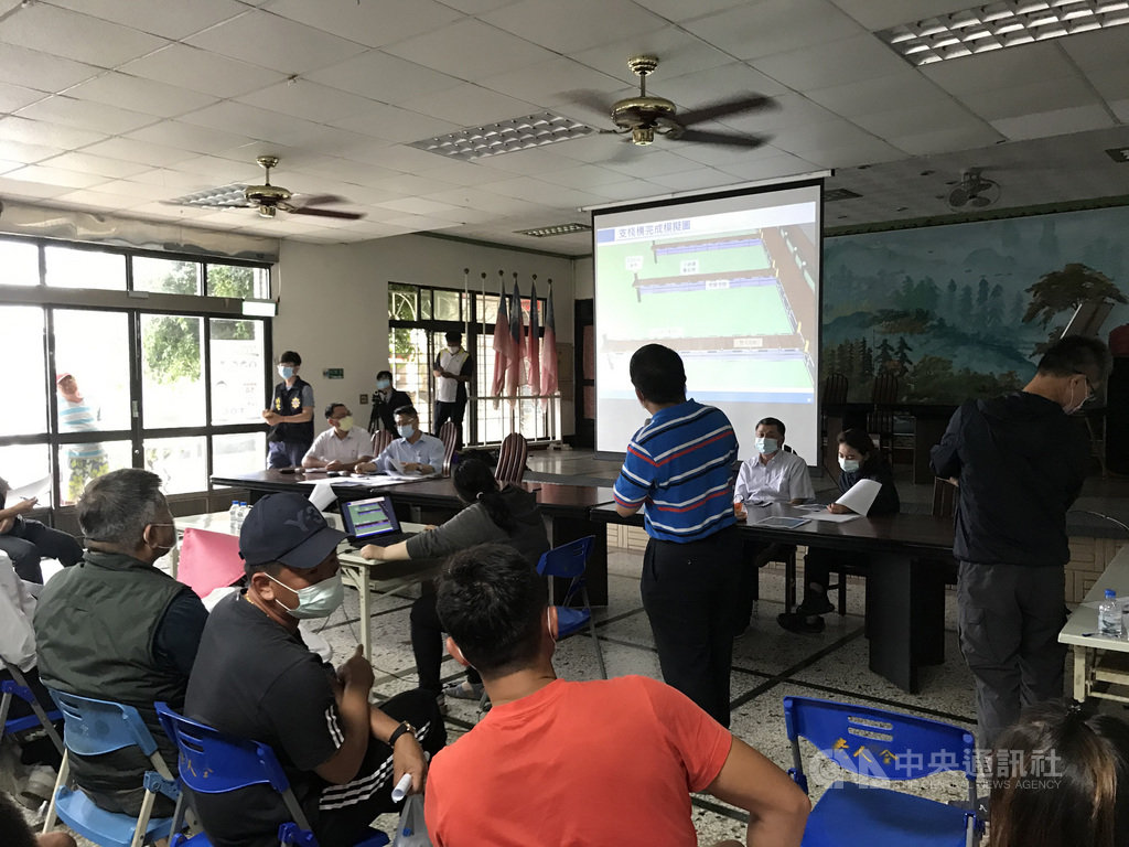 屏東縣政府要在小琉球白沙港興建浮動碼頭,遭到當地漁民反對,縣府21日召開協調會溝通,絕大多數到場的漁民表達拒絕浮動碼頭建設,縣府宣布暫停施工。(民眾提供)中央社記者郭芷瑄傳真 109年5月21日