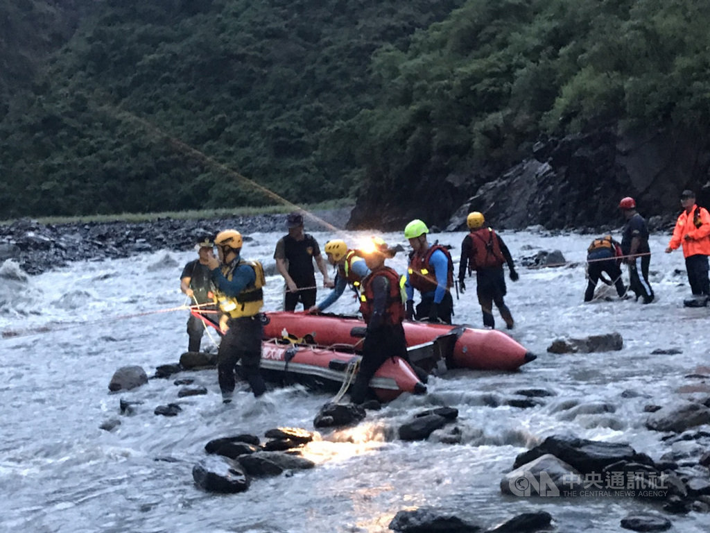 屏東霧台鄉山區溪水暴漲,4名霧台鄉公所地籍測量人員到好茶山區做地籍測量,21日下午被暴漲的溪水困在對岸,消防局搜救人員傍晚利用救生艇,協助4人平安脫困。(屏東消防局提供)中央社記者郭芷瑄傳真 109年5月21日