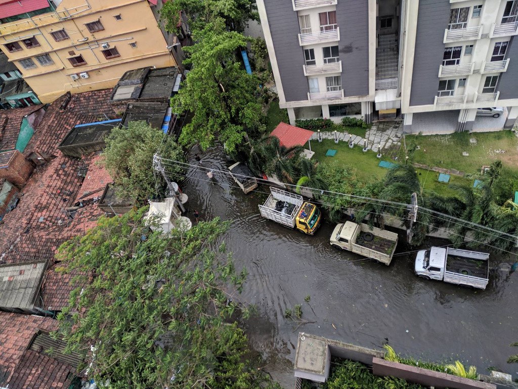 強烈熱帶氣旋安芬20日登陸印度東岸,對加爾各答等城市帶來破壞,且豪雨導致許多地方淹水,到21日積水未退,人們涉水而過。(加爾各答台商艾瑞克提供)中央社記者康世人新德里傳真 109年5月21日