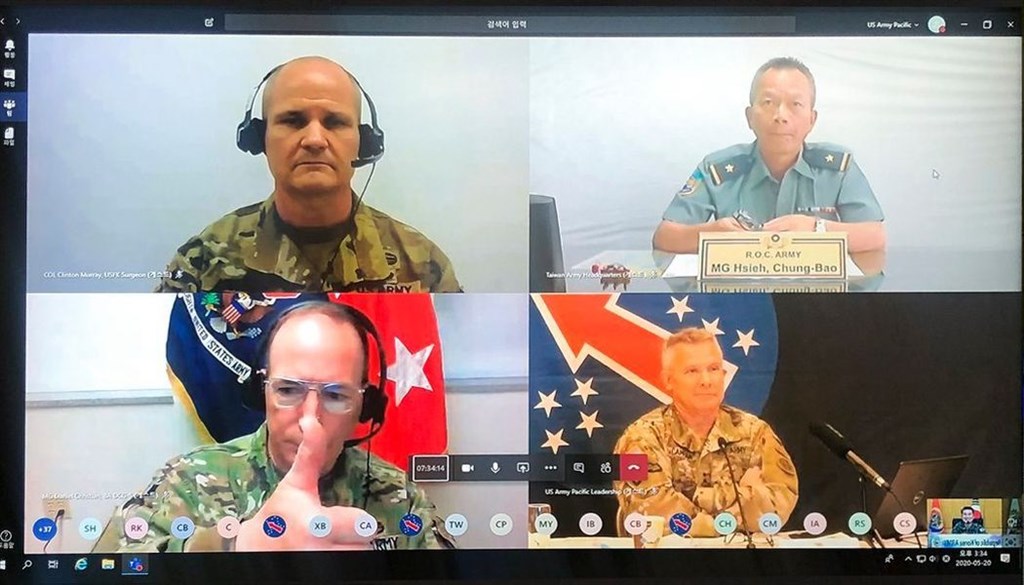 美國太平洋陸軍司令部主辦印太陸軍視訊會議,邀請26國陸軍參與。國軍少將謝宗保(右上)也受邀參與其中一場會議。(圖取自facebook.com/DaehanmingugYuggun)
