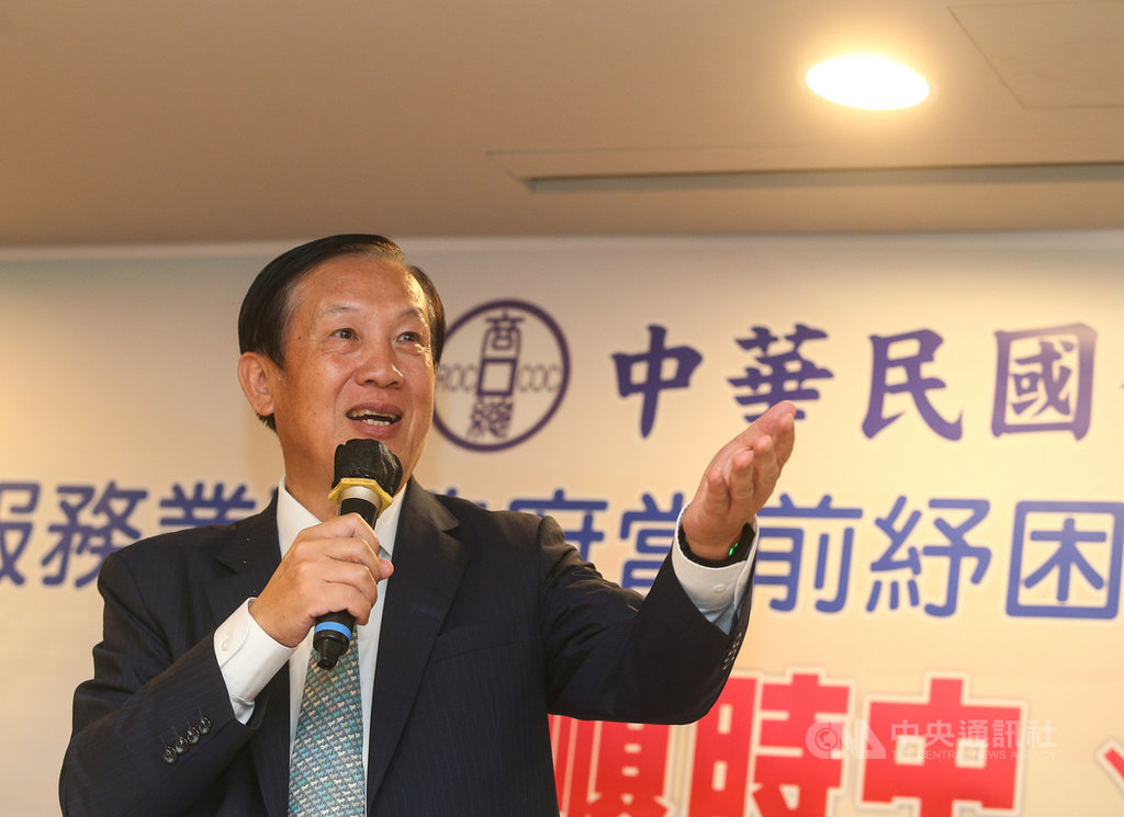 中華民國全國商業總會21日下午舉行「服務業對政府當前紓困與振興經濟建言記者會」,理事長賴正鎰提出三建言,呼籲政府盡速振興經濟。中央社記者謝佳璋攝 109年5月21日