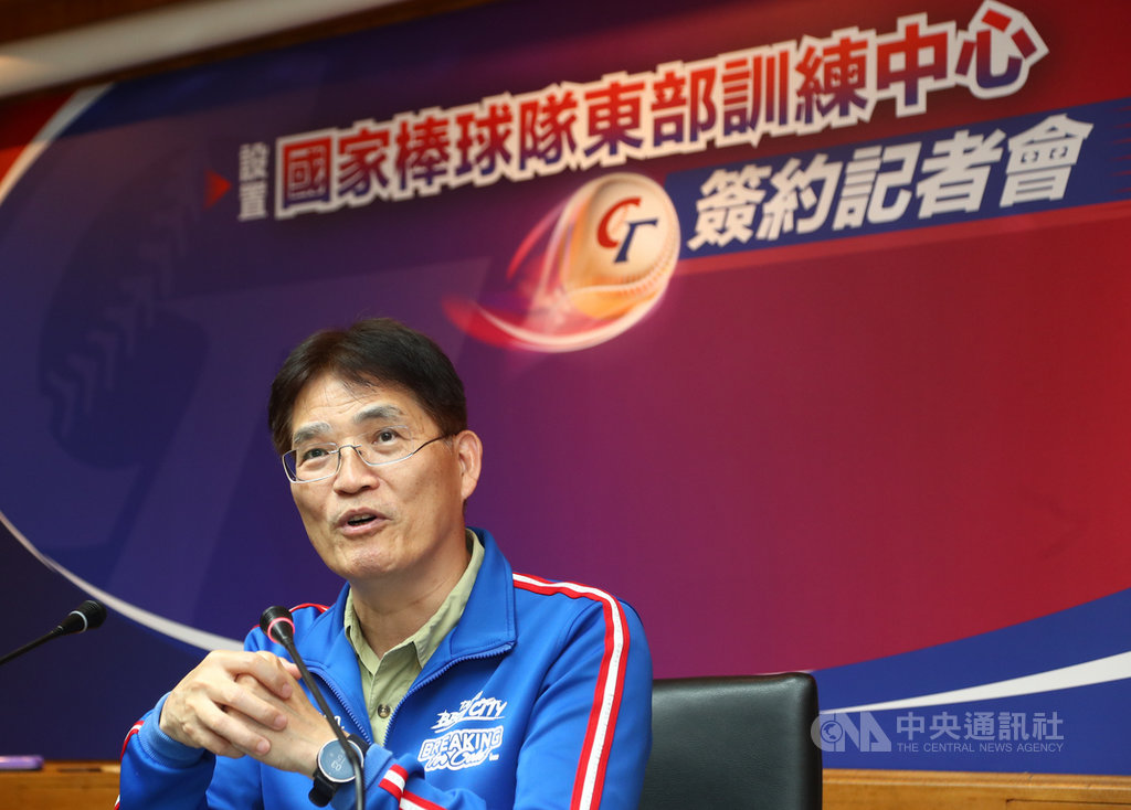 由體育署牽線,中華棒協與國立台東體中合作設置「國家棒球隊東部訓練中心」,21日舉行簽約記者會,體育署長高俊雄(圖)盼藉由國家隊進駐訓練,帶動台東在地年輕球員留在家鄉打球。中央社記者王騰毅攝 109年5月21日