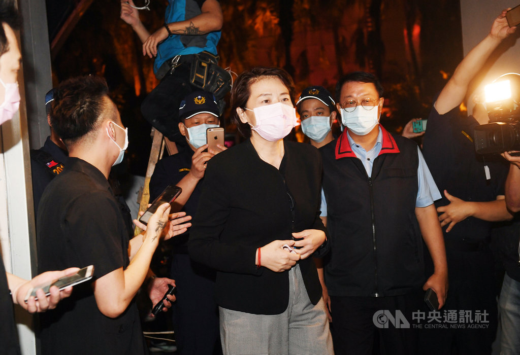 台北市副市長黃珊珊(前中)21日晚間率員視察並確認酒店復業狀況,進場前員工也為黃珊珊量額溫。中央社記者施宗暉攝 109年5月21日
